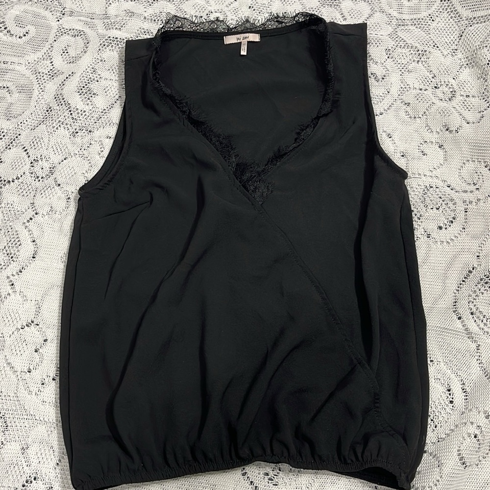 🍎Francesca’s - Black V-Neck Lace Tank